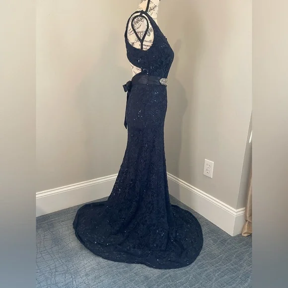 Gorgeous Formal Gown.                        Bag 90 - Picture 5 of 15